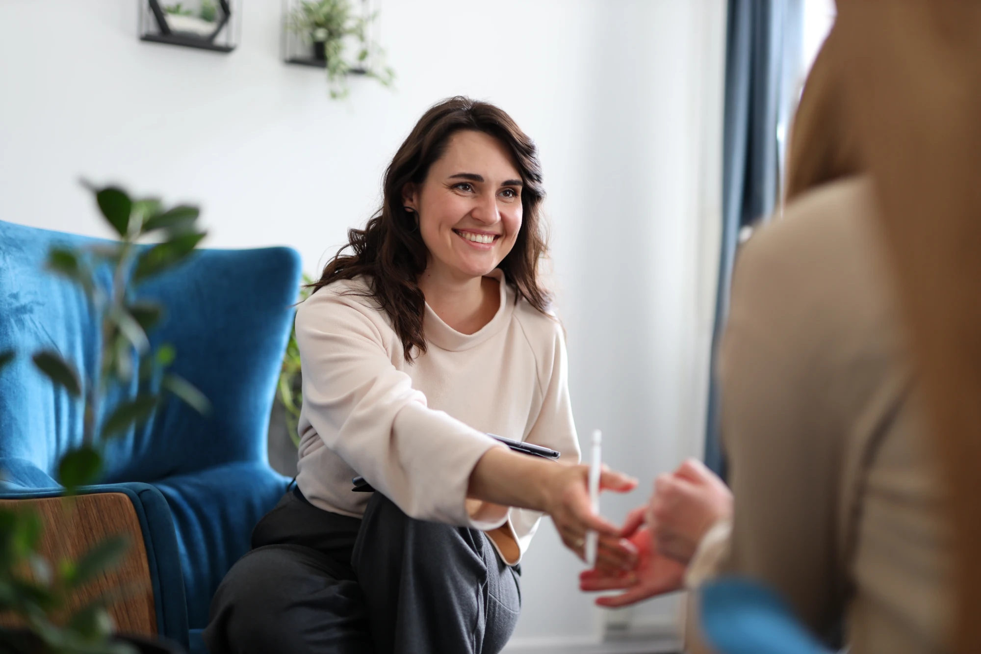 Wisconsin resident speaking with an addiction treatment professional about IOP options.